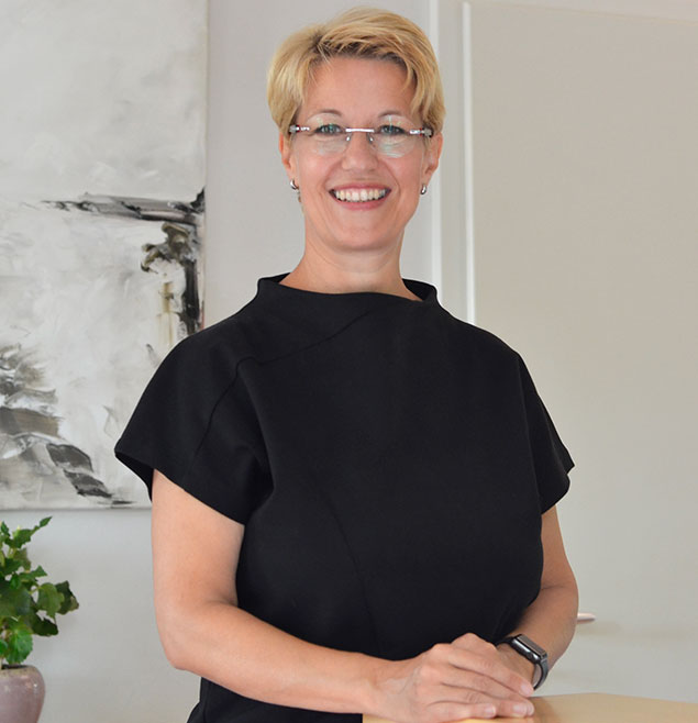 Porträt von Andrea Ney, Geschäftsführerin der Agentur Schweiger in Potsdam, mit freundlichem Blick in die Kamera.