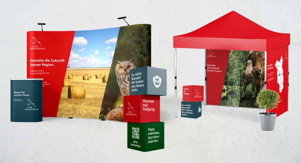 Titelbild zur Projektreferenz: Messedesign und Messekommunikation für das MLEUF (Ministerium für Land- und Ernährungswirtschaft, Umwelt und Verbraucherschutz) des Landes Brandenburg. Visualisiert werden Corporate Design-konforme Standgrafiken, modulare Messe-Elemente und aufmerksamkeitsstarke Flächen für öffentliche Institutionen und Veranstaltungen.