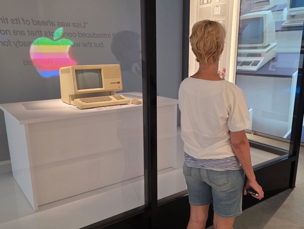 Andrea Ney im Apple Museum Utrecht beim Blick auf historische Apple Geräte als Verbindung von Technikgeschichte und 30 Jahren Agenturgeschichte.