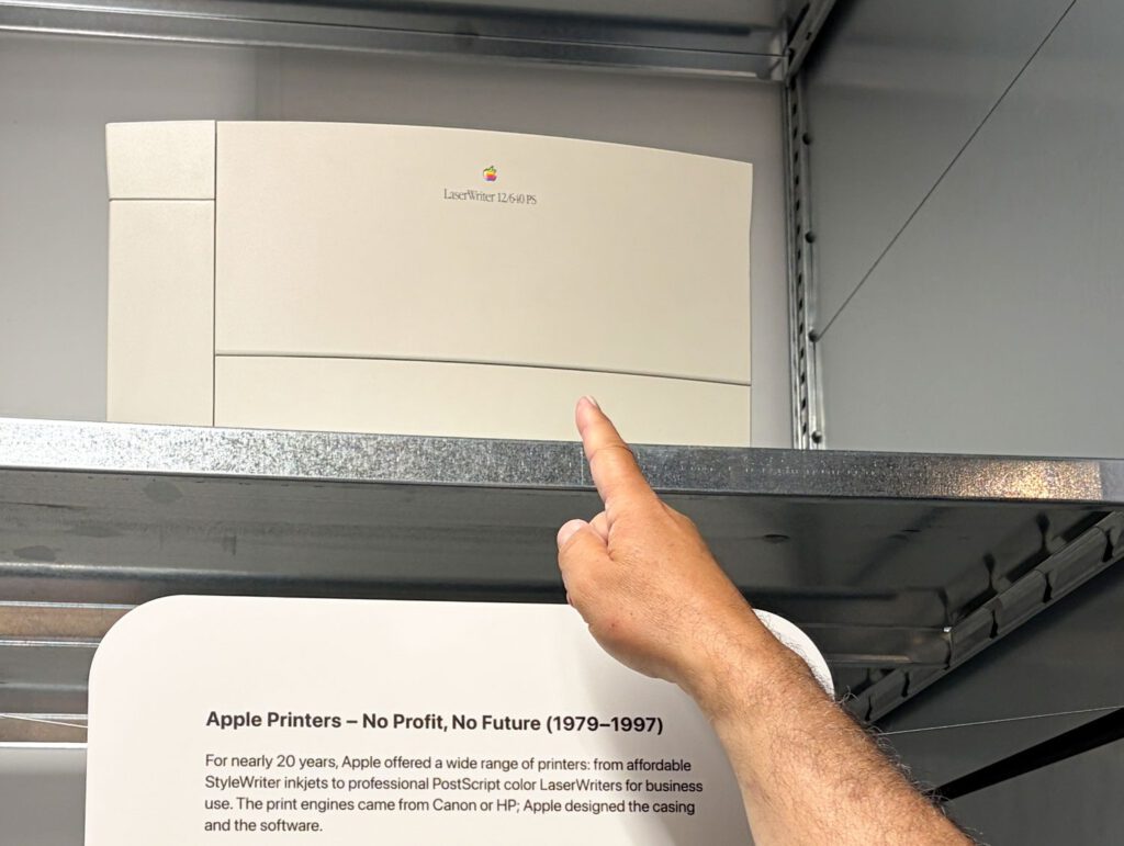 Historischer Apple LaserWriter Drucker im Apple Museum Utrecht als Bezug zu Printdesign, Satzarbeit und 30 Jahren Agenturgeschichte.