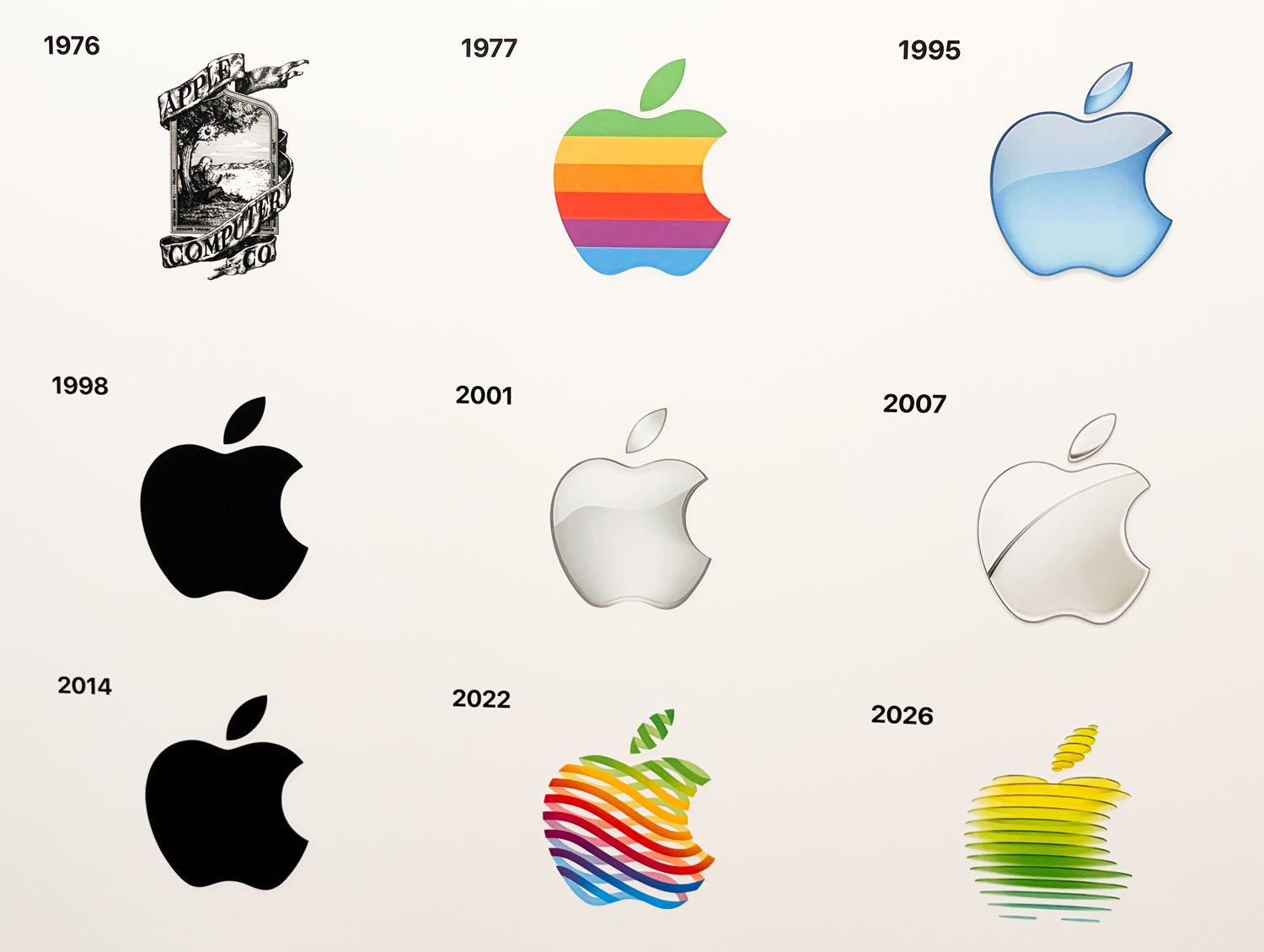 Entwicklung des Apple Logos im Apple Museum Utrecht als Beispiel für Markenentwicklung, Designwandel und visuelle Wiedererkennbarkeit.