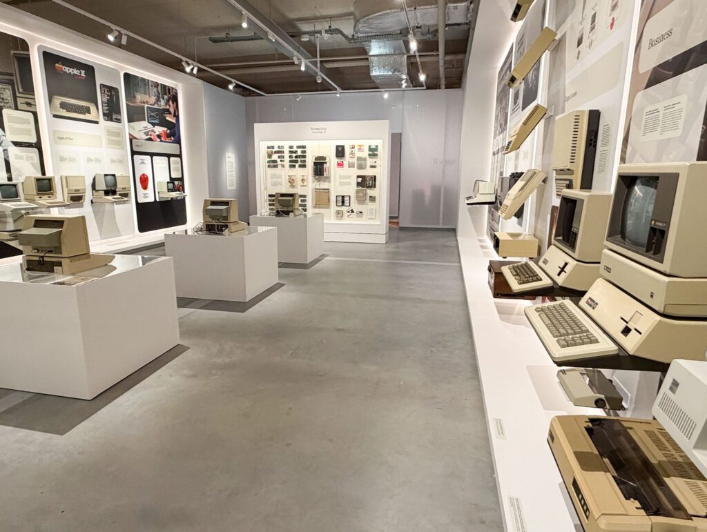 Ausstellung historischer Apple Computer im Apple Museum Utrecht als Einblick in Technikgeschichte und digitale Designentwicklung.