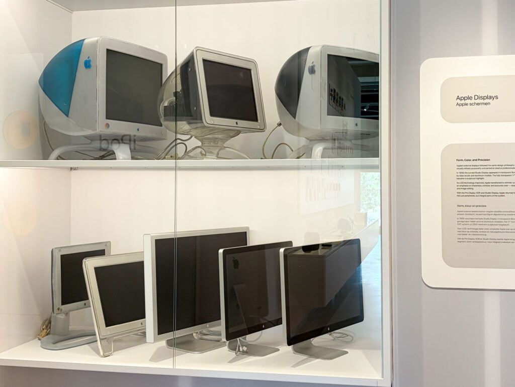 Historische Apple Displays im Apple Museum Utrecht als Rückblick auf Designgeschichte, Technikentwicklung und digitale Gestaltung.