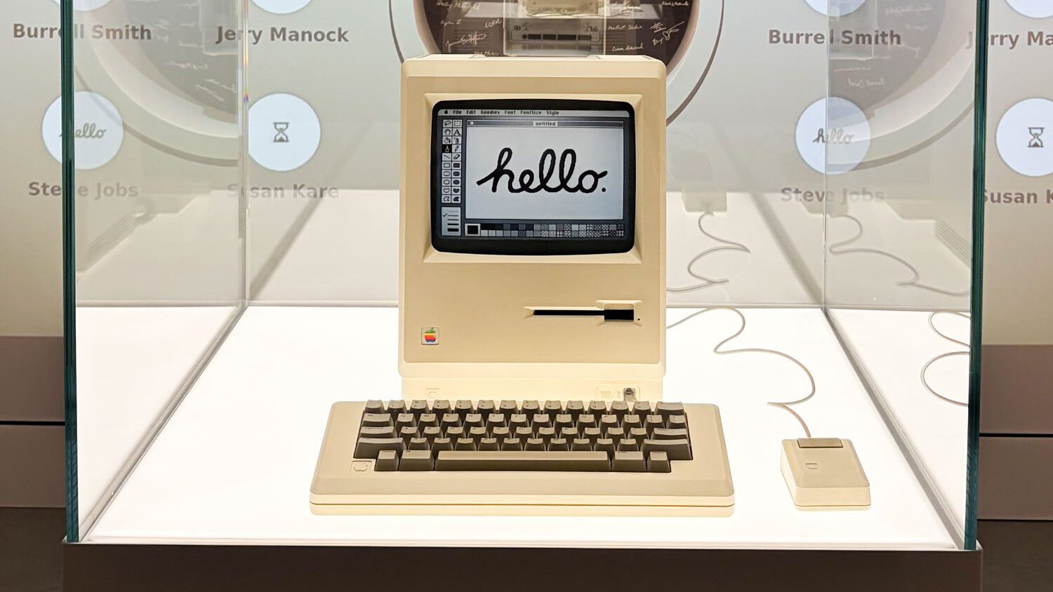 Historischer Macintosh mit Hello Schriftzug im Apple Museum Utrecht als Symbol für Designgeschichte, Innovation und digitale Kommunikation.